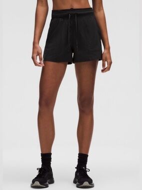 NWT Lululemon Dance Studio High-Rise Short 3.5", size 10